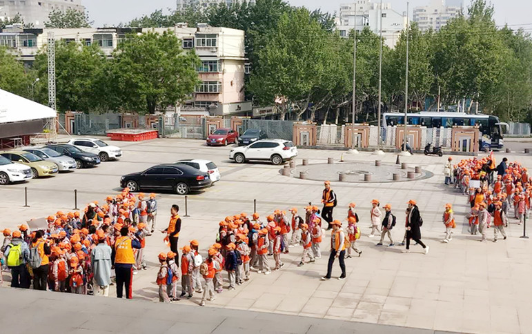 濟南舜文小學(xué)師生參觀(guān)連心物業(yè)服務(wù)的山東省文化館