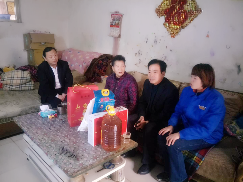 濟南市物業(yè)管理協(xié)會(huì )走訪(fǎng)慰問(wèn)連心物業(yè)特困職工