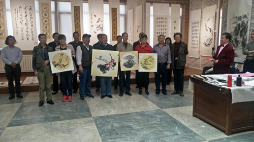 “翰墨頌英模，添彩中國夢(mèng)”慶五一節書(shū)畫(huà)贈英?；顒?dòng)在山東省文化館隆重舉行