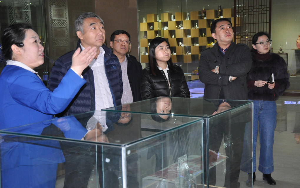 山東省拍賣(mài)協(xié)會(huì )會(huì )長(cháng)李偉一行參觀(guān)公司服務(wù)的山東省文化館項目
