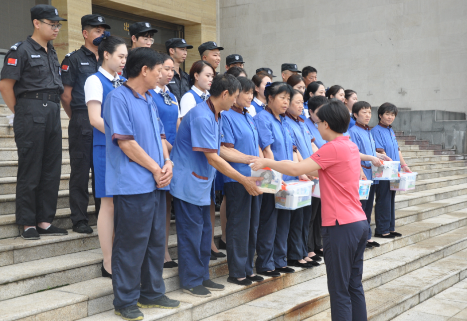 歷下區總工會(huì )領(lǐng)導一行蒞臨連心物業(yè)“夏送清涼”