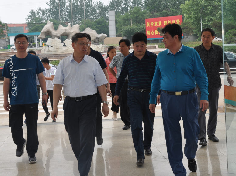 武城縣經(jīng)信局領(lǐng)導一行到公司服務(wù)的中國重汽集團濟南動(dòng)力有限公司參觀(guān)交流