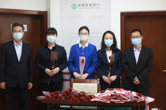 連心物業(yè)駐德州農行項目開(kāi)展“三八婦女節獻花送祝?！敝黝}活動(dòng)