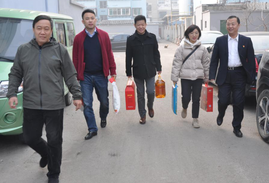 濟南市物業(yè)管理協(xié)會(huì )走訪(fǎng)慰問(wèn)連心物業(yè)特困職工