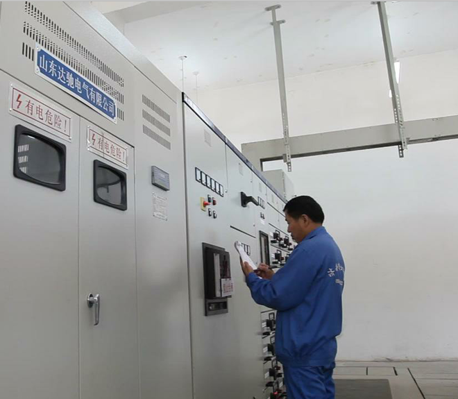 電工維修人員工作現場(chǎng)