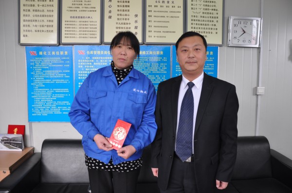 公司領(lǐng)導慰問(wèn)特困職工