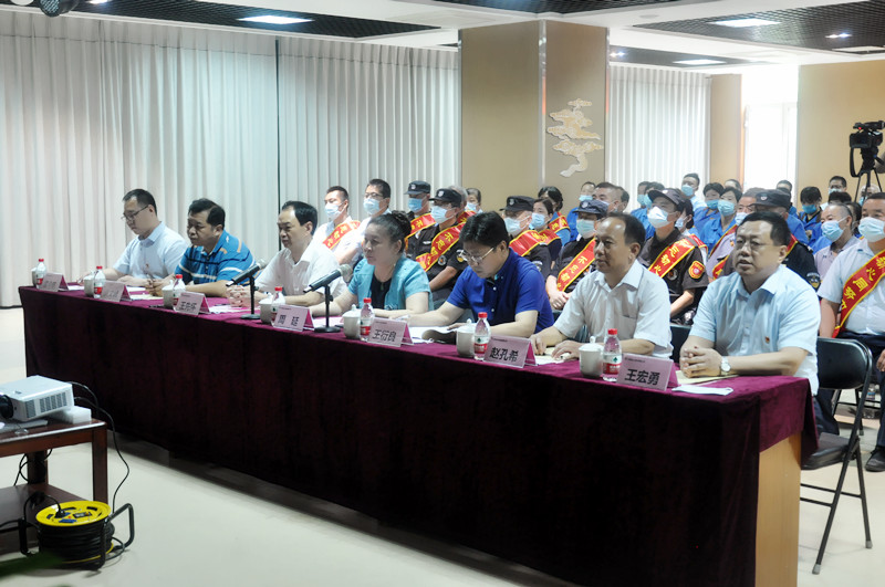 濟南連心物業(yè)有限公司舉行“眾志成城 共克時(shí)艱”抗疫表彰大會(huì )