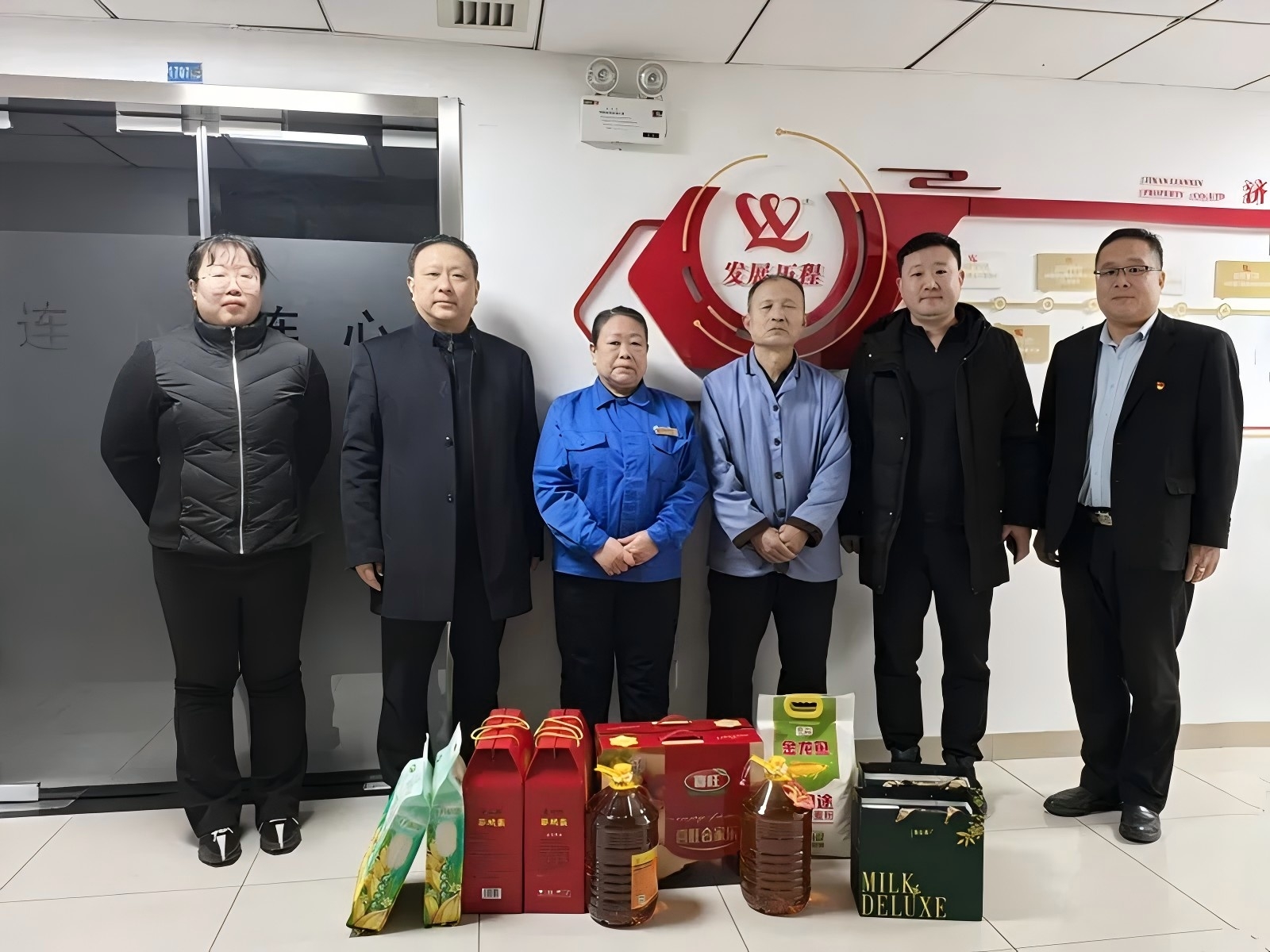 濟南市物業(yè)協(xié)會(huì )走訪(fǎng)慰問(wèn)連心物業(yè)特困職工